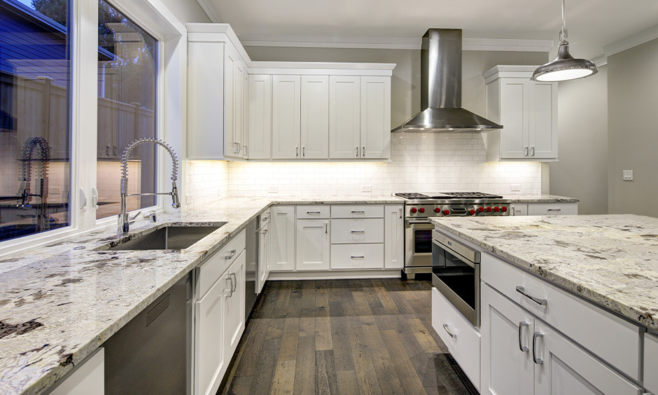 Kitchen with a patterned white granite slab, featuring earthy tones and veining for a natural, inviting atmosphere.