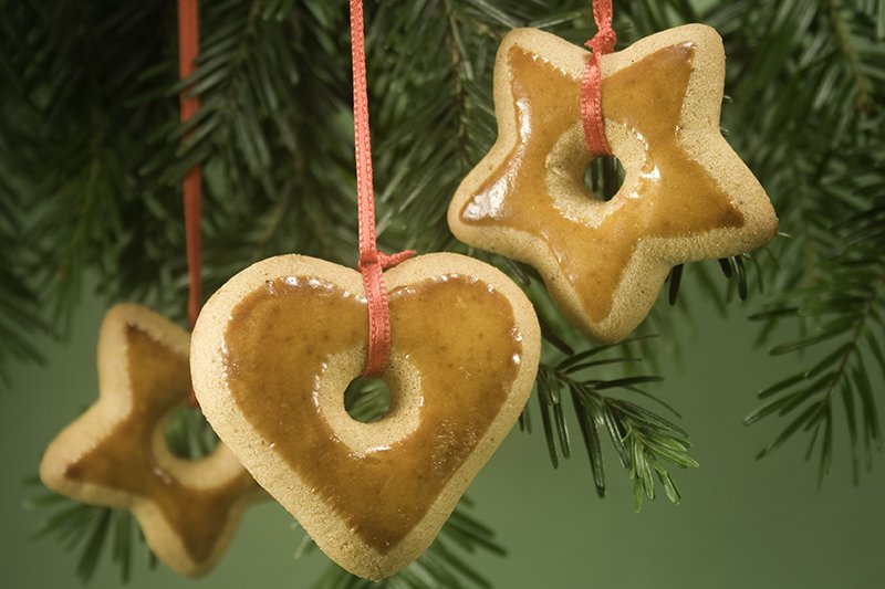 Hard-baked cookies as DIY christmas decoration for a creative look