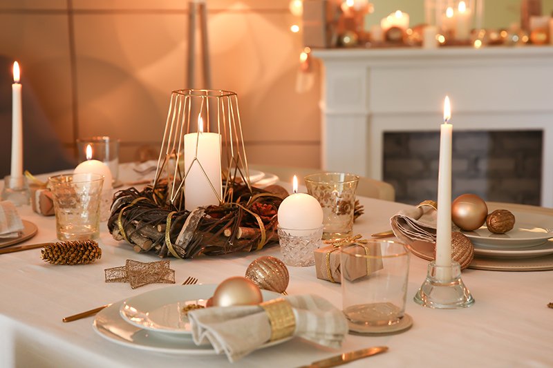 Christmas dining table decoration ideas in white and gold for an elegant look